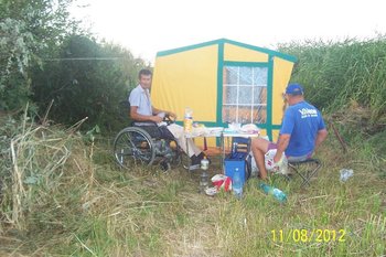Aici sa montat cortul ,el este ff vecin unde am stat la barateaz lam facut apicultor are si el 8 famili ai place ff mult..jpg