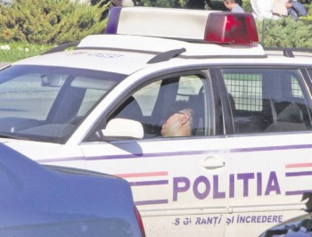 politist-doarme-in-masina.jpg